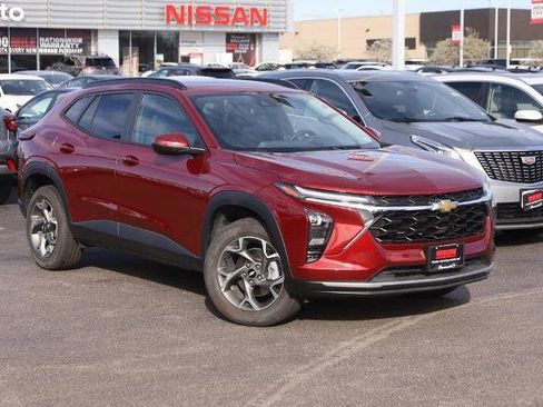 Used 2025 Chevrolet Trax LT w/ LT Convenience Package image 2