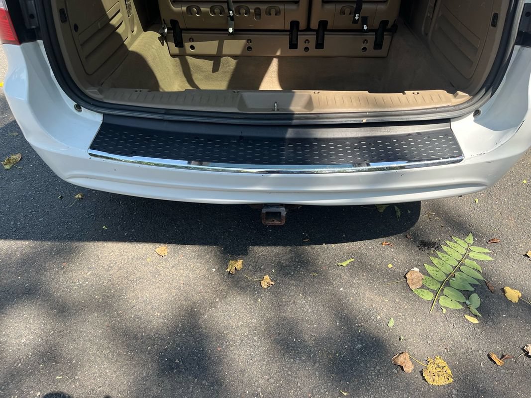 Used 2016 Chrysler Town & Country Touring FWD image 21