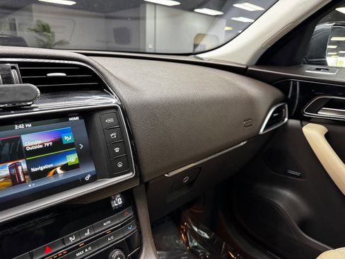Used 2017 Jaguar F-PACE Prestige image 25