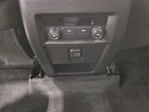 Used 2023 Chevrolet Traverse LT image 23