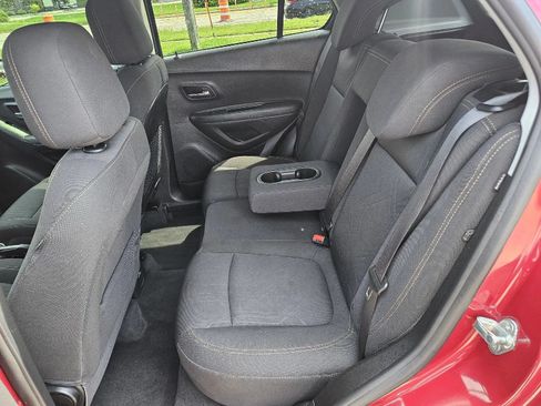 Used 2020 Chevrolet Trax LT AWD/4WD image 17