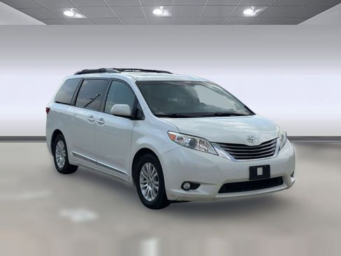Used 2017 Toyota Sienna XLE w/ XLE Navigation Package FWD image 7