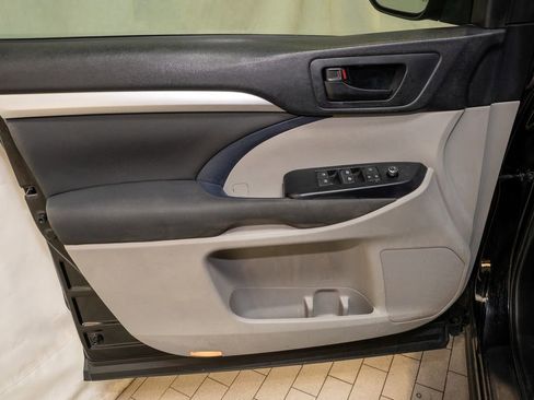 Used 2018 Toyota Highlander LE image 12