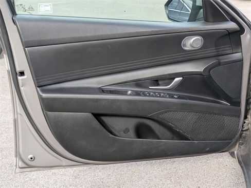 Used 2021 Hyundai Elantra SE image 6