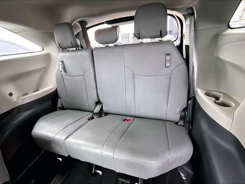 Used 2023 Toyota Sienna XLE FWD image 16