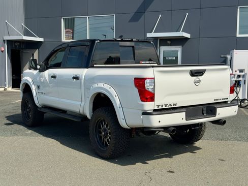 Used 2023 Nissan Titan SV w/ SV Convenience Package AWD/4WD image 4
