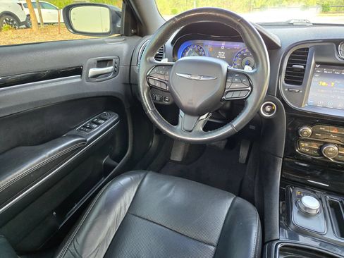 Used 2018 Chrysler 300 S w/ 300S Premium Group 2 RWD image 9