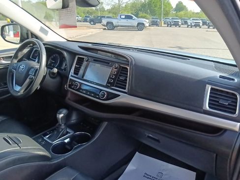 Used 2019 Toyota Highlander XLE AWD/4WD image 36