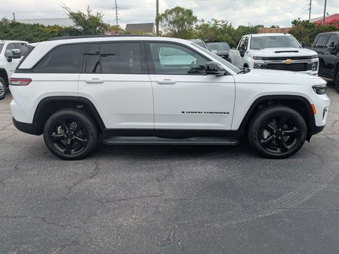 Used 2025 Jeep Grand Cherokee Limited w/ Black Appearance Package AWD/4WD image 3