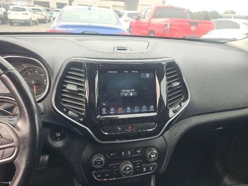Used 2019 Jeep Cherokee Limited AWD/4WD image 3