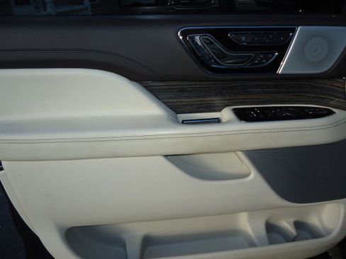 Used 2020 Lincoln Navigator Black Label w/ Cargo Convenience Package image 26