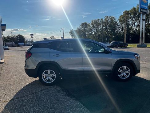 Used 2024 GMC Terrain SLE image 7