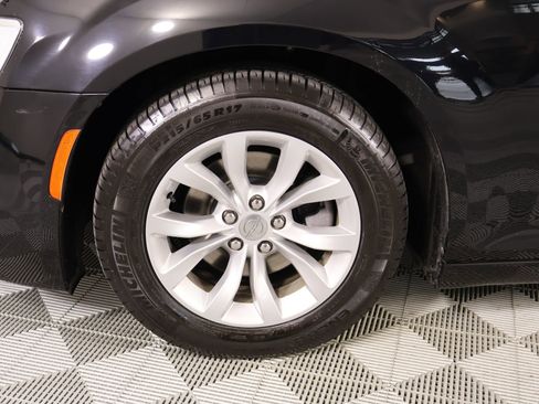 Used 2019 Chrysler 300 Touring w/ Chrome Appearance Package RWD image 16