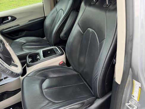 Used 2020 Chrysler Pacifica Limited FWD image 4