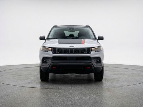 Used 2025 Jeep Compass Trailhawk image 2