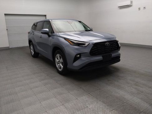 Used 2022 Toyota Highlander LE FWD image 13