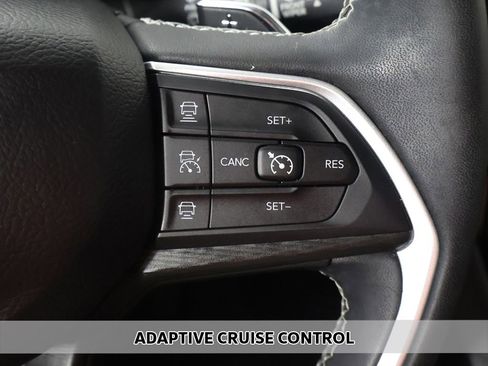 Used 2023 Jeep Grand Cherokee Laredo AWD/4WD image 3