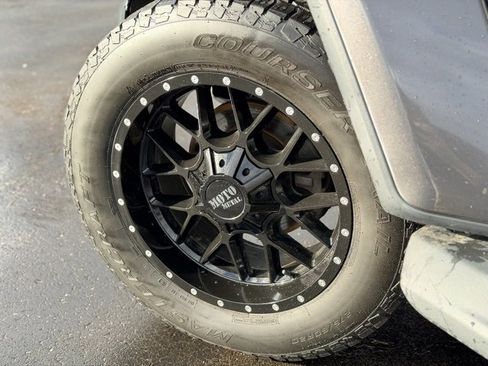 Used 2018 Jeep Wrangler Unlimited Sahara image 25