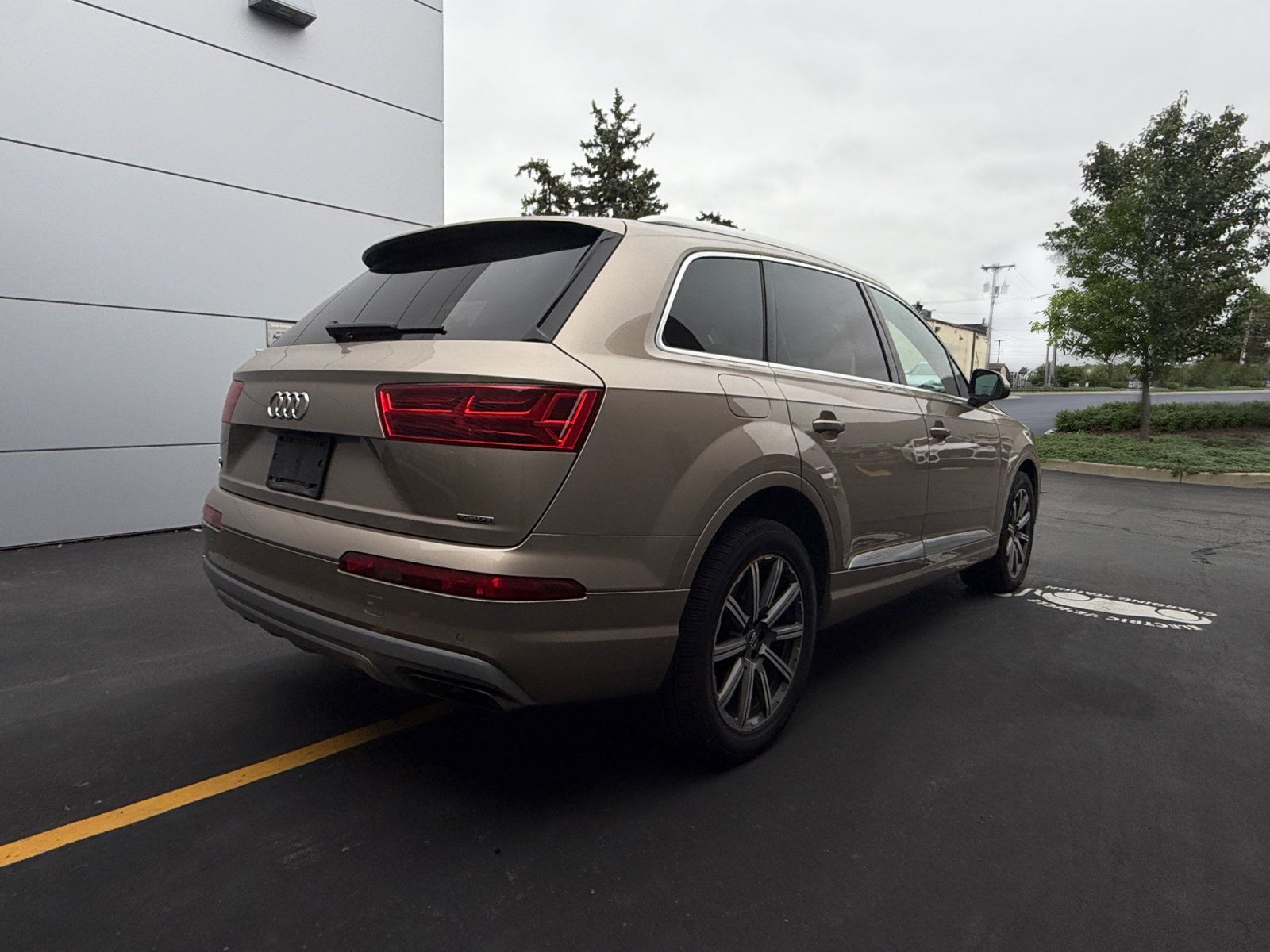 Used 2019 Audi Q7 3.0T Premium Plus w/ Premium Plus Package AWD/4WD image 10