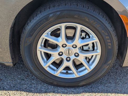 Used 2022 Chrysler Voyager LX image 9