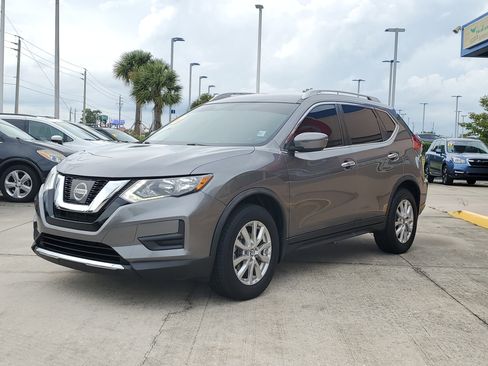 Used 2017 Nissan Rogue SV FWD image 2