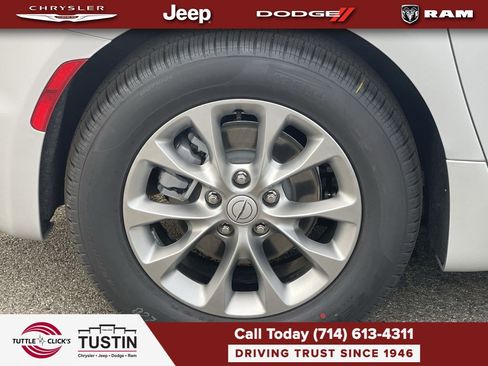New 2026 Chrysler Pacifica Limited w/ Uconnect Theater Family Group FWD image 11