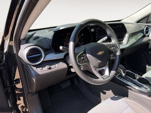 Used 2025 Chevrolet Trax LT w/ LT Convenience Package FWD image 15