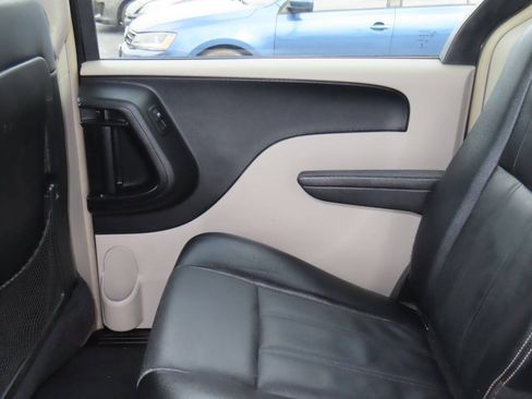 Used 2014 Chrysler Town & Country Touring FWD image 35