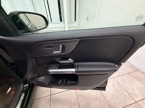 Used 2021 Mercedes-Benz GLB 250 4MATIC w/ Premium Package image 20