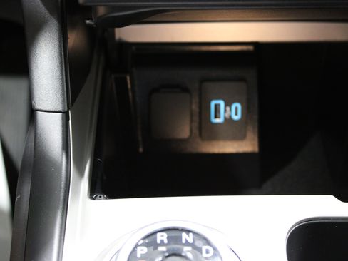Used 2023 Ford Explorer XLT AWD/4WD image 16