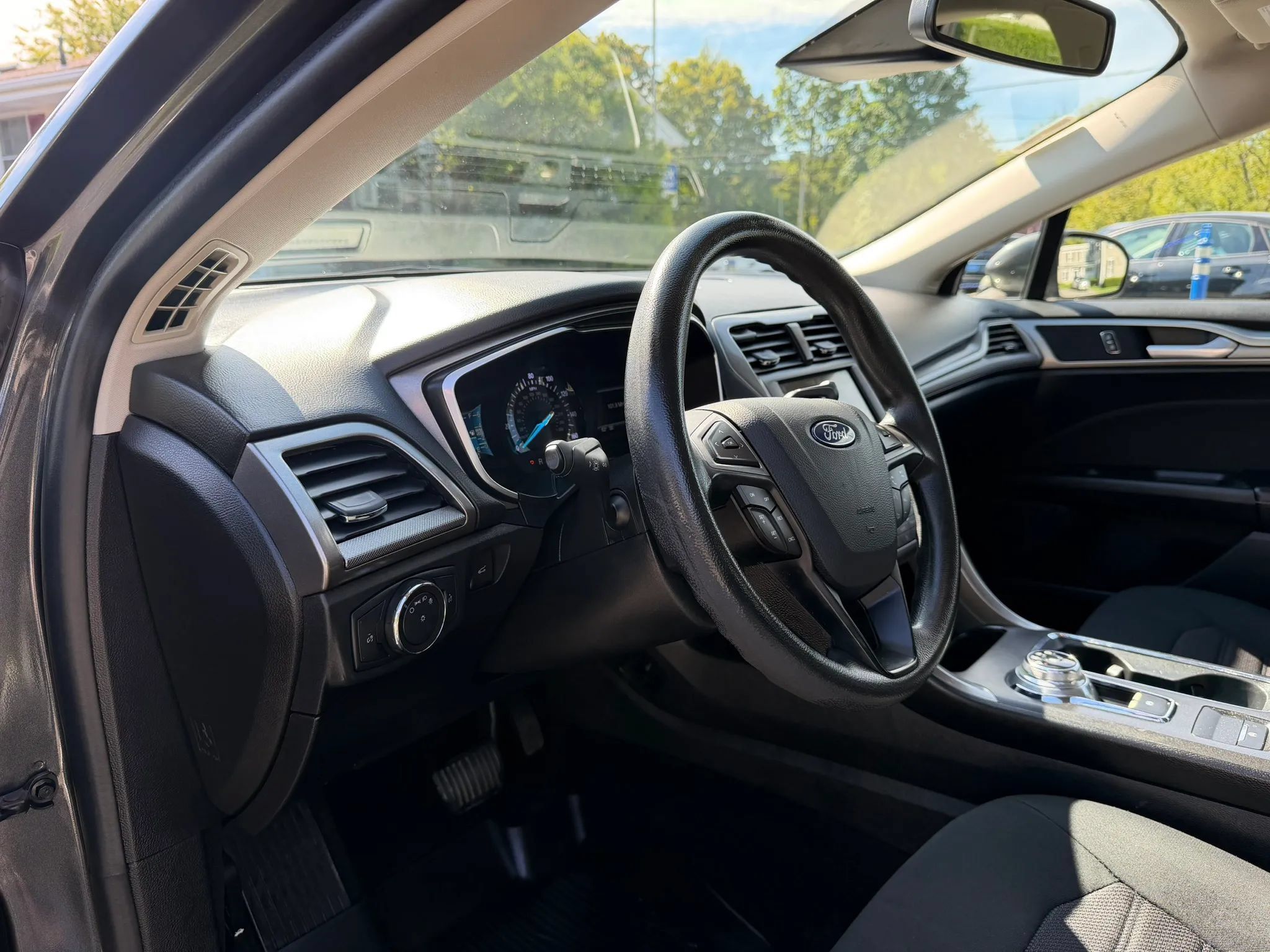 Used 2019 Ford Fusion SE FWD image 10