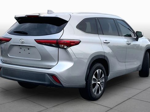 Used 2022 Toyota Highlander XLE FWD image 13