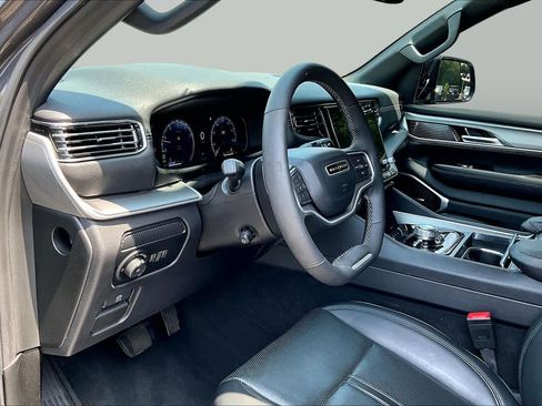 Used 2025 Jeep Wagoneer 4WD image 17