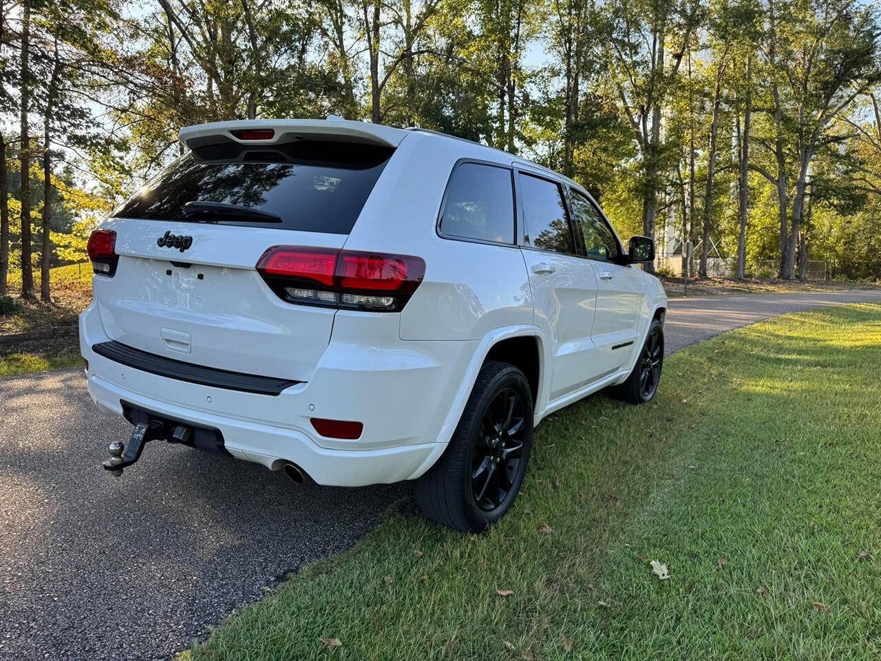 Used 2021 Jeep Grand Cherokee Laredo X RWD image 9