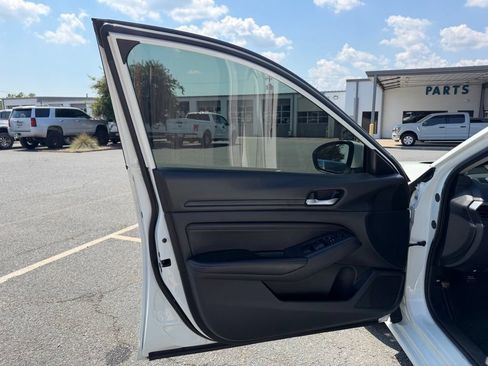 Used 2020 Nissan Altima 2.5 S FWD image 12