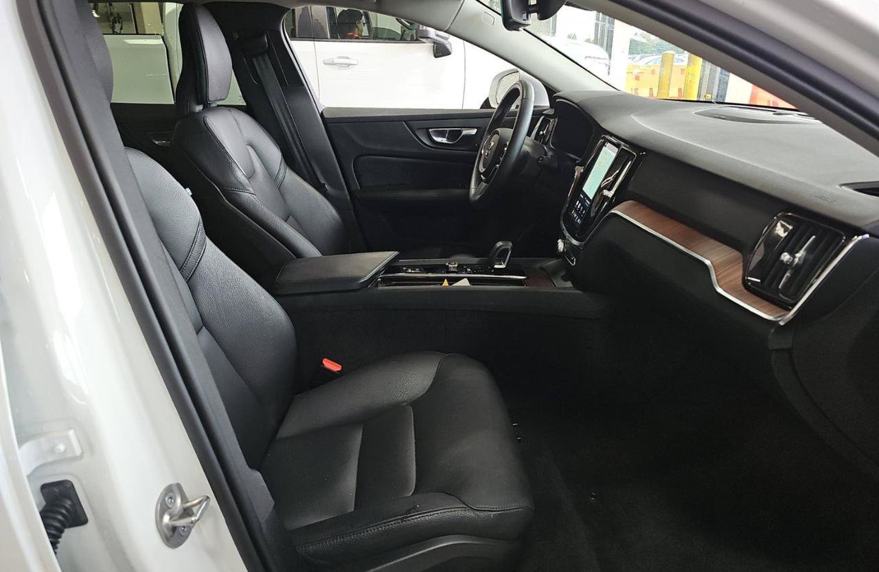 Used 2025 Volvo V60 B5 Cross Country Plus AWD/4WD image 7