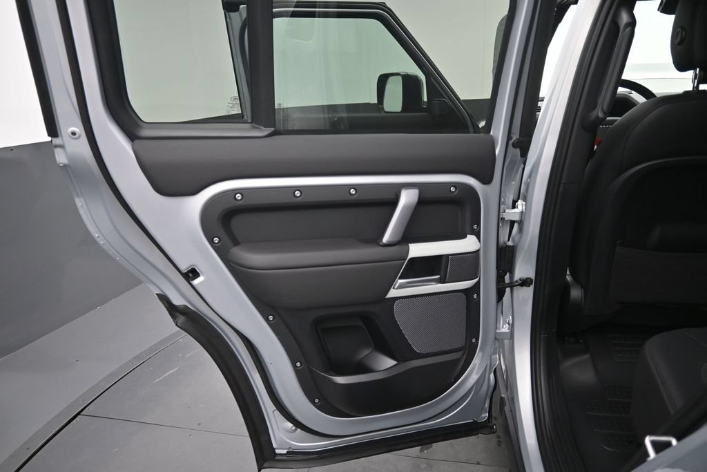 Used 2024 Land Rover Defender 110 X-Dynamic SE AWD/4WD image 18