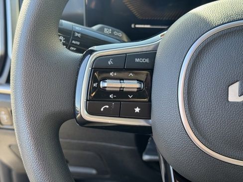 Used 2025 Kia Sorento LX image 29