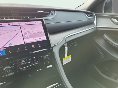 New 2025 Jeep Grand Cherokee Limited w/ Luxury Tech Group II image 26