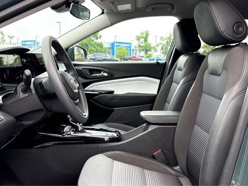 Used 2025 Chevrolet Trax LT FWD image 14