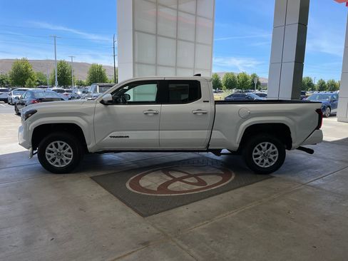 Certified 2025 Toyota Tacoma SR5 AWD/4WD image 6
