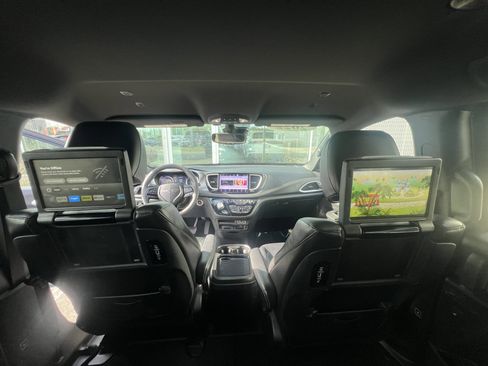 Used 2022 Chrysler Pacifica Touring-L w/ Uconnect Theater Family Group AWD/4WD image 20