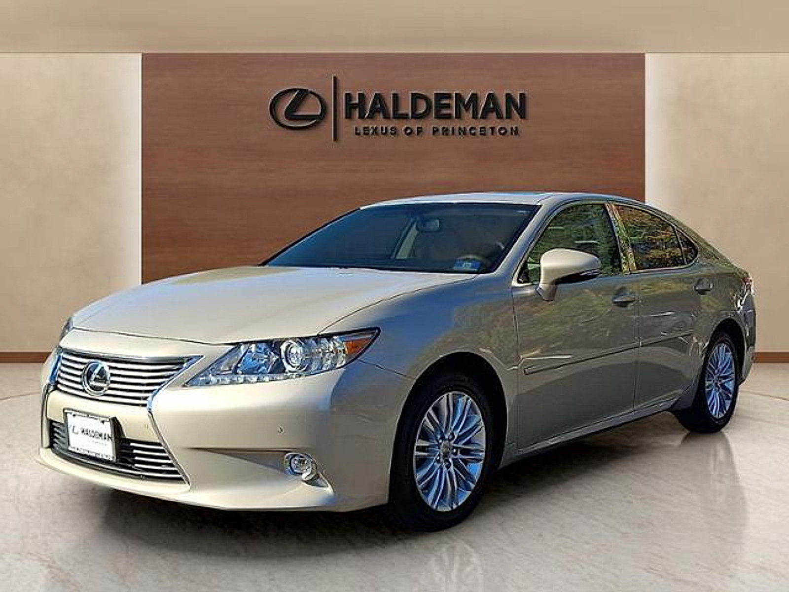 Used 2015 Lexus ES 350 w/ Luxury Package FWD image 3