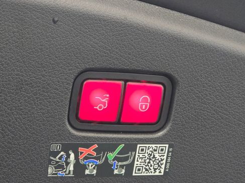 Used 2025 Mercedes-Benz CLE 300 4MATIC Coupe image 22