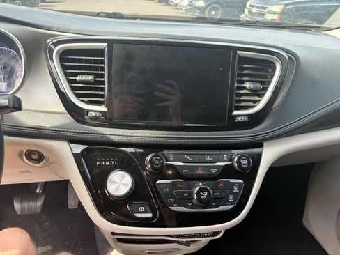 Used 2022 Chrysler Pacifica Touring-L FWD image 11