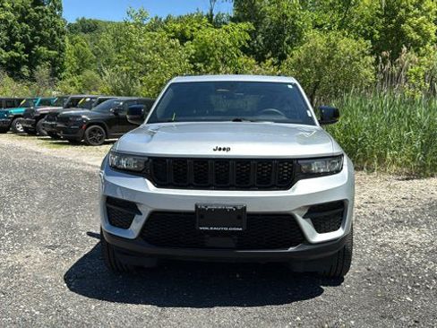 Certified 2025 Jeep Grand Cherokee Altitude AWD/4WD image 3