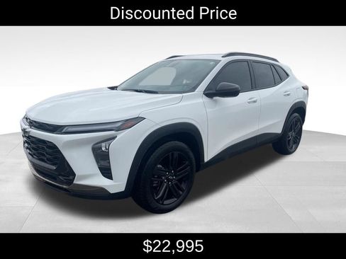 Used 2024 Chevrolet Trax ACTIV w/ Sunroof Package image 3