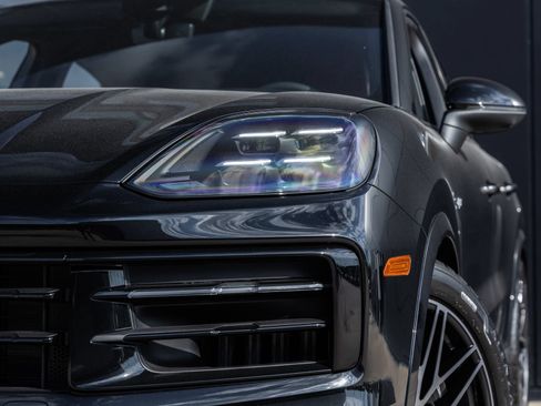 Certified 2026 Porsche Cayenne E-Hybrid Coupe AWD/4WD image 17
