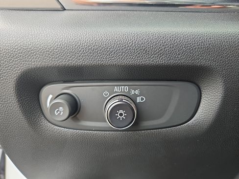 Used 2023 Chevrolet Traverse LT AWD/4WD image 23