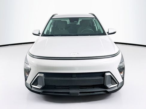 Used 2025 Hyundai Kona SEL FWD image 2